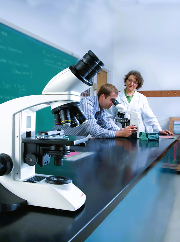 Labomed_CxL_Microscope_Class_room_picture_dramatic_cool_crop 2